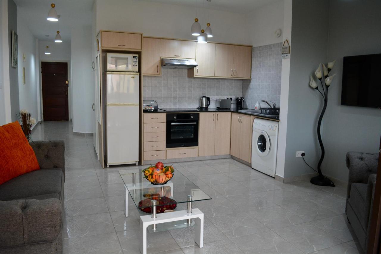 Queens Gardens - Kato Paphos - Next To Kings Ave Mall --- By Yiota 外观 照片