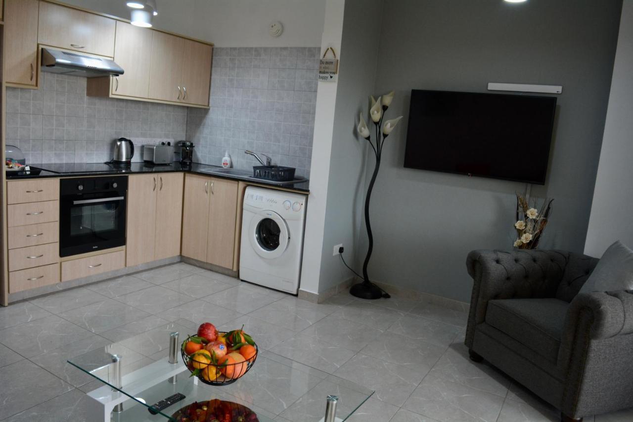 Queens Gardens - Kato Paphos - Next To Kings Ave Mall --- By Yiota 外观 照片
