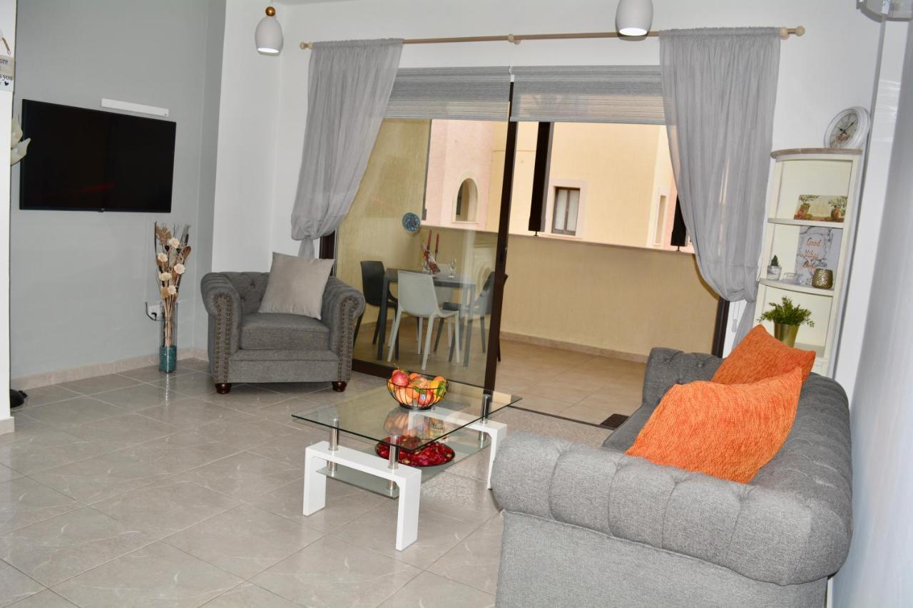 Queens Gardens - Kato Paphos - Next To Kings Ave Mall --- By Yiota 外观 照片